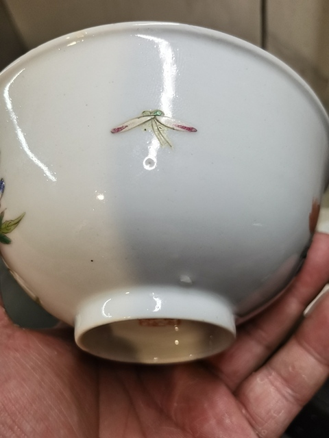 古玩陶瓷粉彩蝶戀花紋茶碗真品鑒賞圖