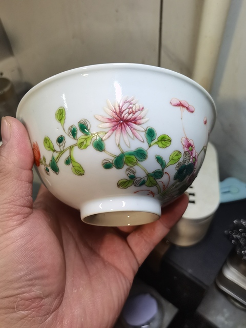 古玩陶瓷粉彩蝶戀花紋茶碗真品鑒賞圖