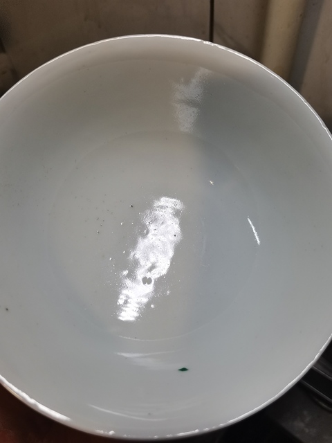 古玩陶瓷粉彩蝶戀花紋茶碗真品鑒賞圖