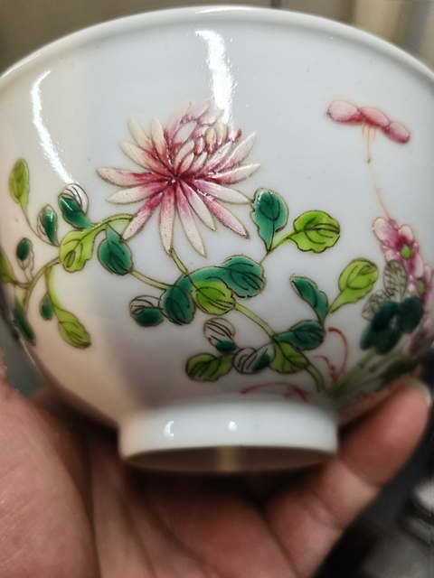 古玩陶瓷粉彩蝶戀花紋茶碗真品鑒賞圖