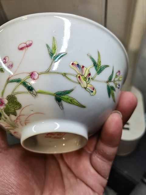 古玩陶瓷粉彩蝶戀花紋茶碗真品鑒賞圖