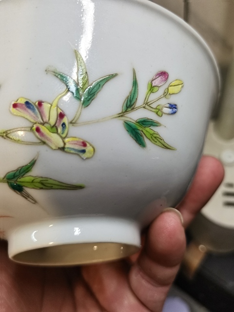 古玩陶瓷粉彩蝶戀花紋茶碗真品鑒賞圖
