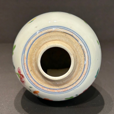 古玩陶瓷粉彩洞石花卉紋罐真品鑒賞圖