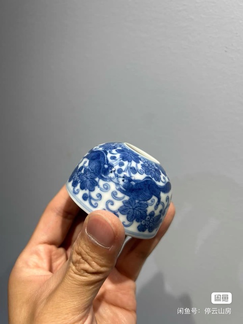 古玩陶瓷青花松鼠葡萄紋水盂真品鑒賞圖