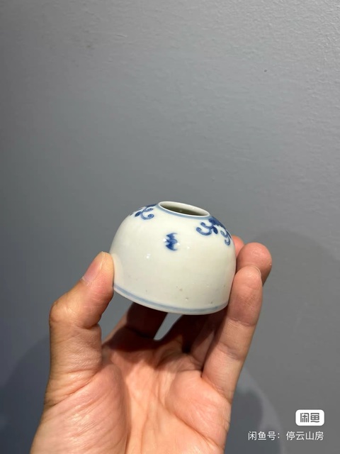 古玩陶瓷青花松鼠葡萄紋水盂真品鑒賞圖