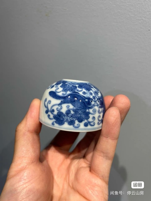 古玩陶瓷青花松鼠葡萄紋水盂真品鑒賞圖