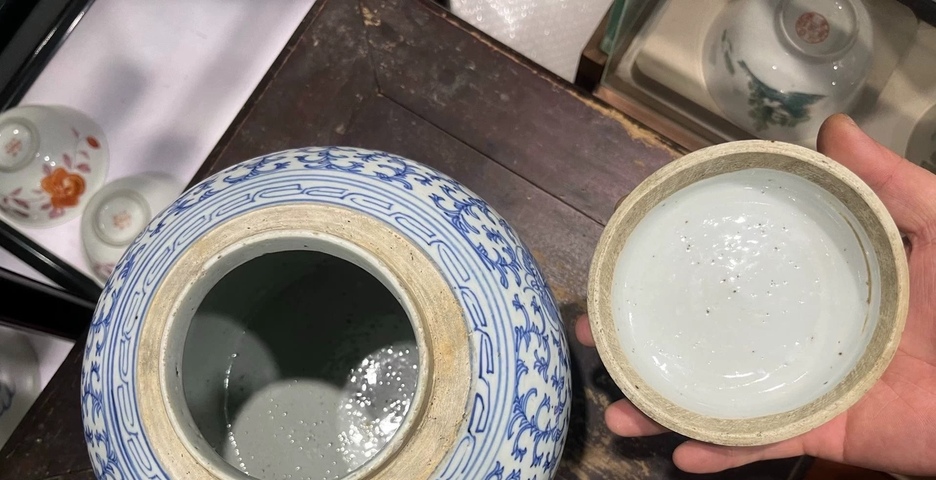 古玩陶瓷纏枝花卉紋青花蓋罐真品鑒賞圖