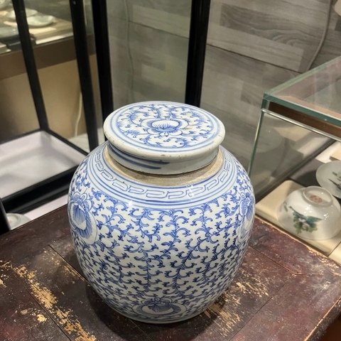 古玩陶瓷纏枝花卉紋青花蓋罐真品鑒賞圖