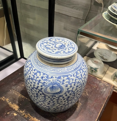 古玩陶瓷纏枝花卉紋青花蓋罐真品鑒賞圖