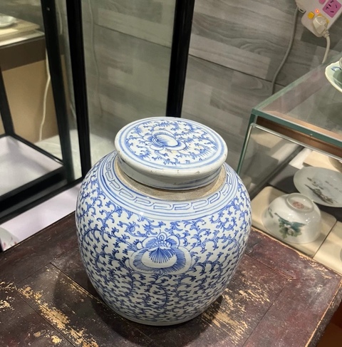 古玩陶瓷纏枝花卉紋青花蓋罐真品鑒賞圖