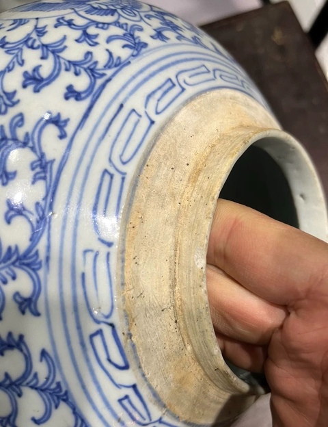 古玩陶瓷纏枝花卉紋青花蓋罐真品鑒賞圖