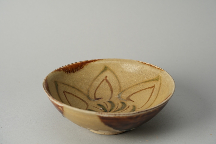 古玩陶瓷長沙窯褐綠彩花卉紋碗真品鑒賞圖