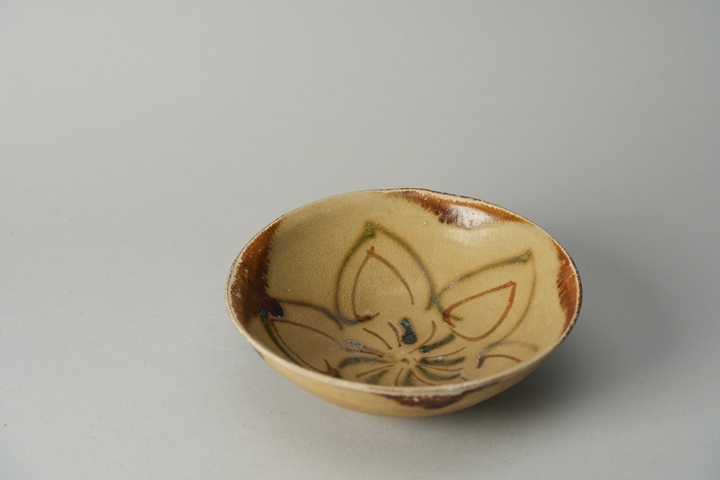 古玩陶瓷長沙窯褐綠彩花卉紋碗真品鑒賞圖