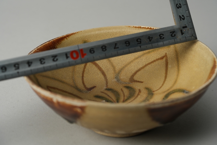 古玩陶瓷長沙窯褐綠彩花卉紋碗真品鑒賞圖