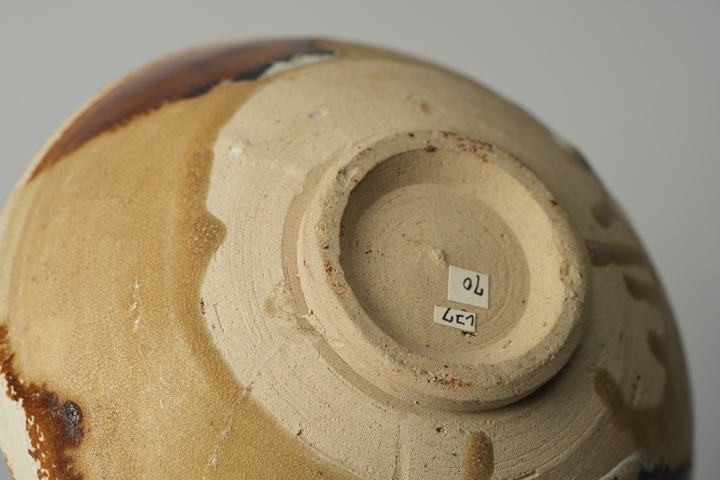 古玩陶瓷長沙窯褐綠彩花卉紋碗真品鑒賞圖