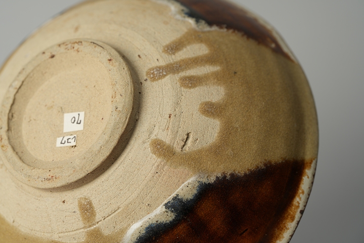 古玩陶瓷長沙窯褐綠彩花卉紋碗真品鑒賞圖