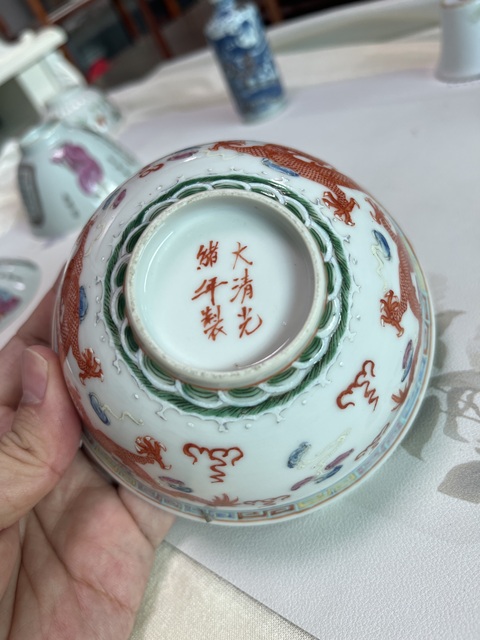 古玩陶瓷粉彩趕珠龍紋茶碗真品鑒賞圖