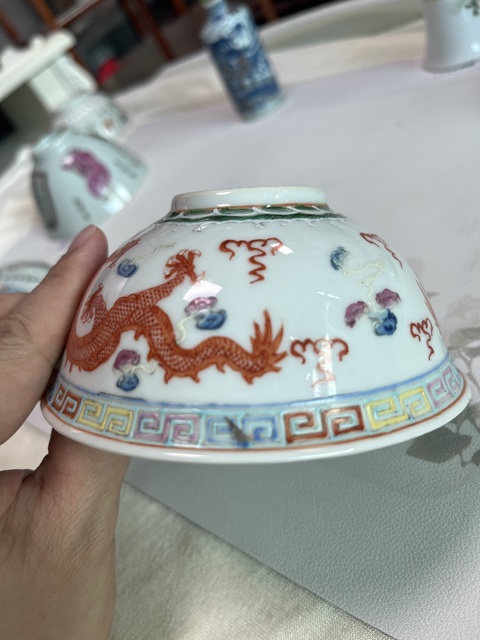 古玩陶瓷粉彩趕珠龍紋茶碗真品鑒賞圖