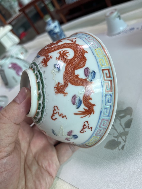 古玩陶瓷粉彩趕珠龍紋茶碗真品鑒賞圖