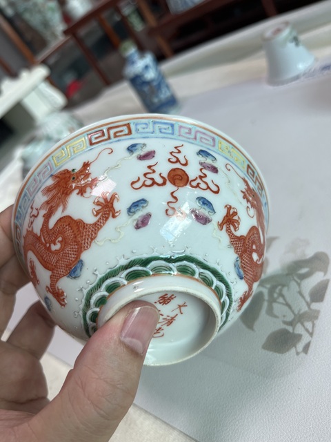 古玩陶瓷粉彩趕珠龍紋茶碗真品鑒賞圖