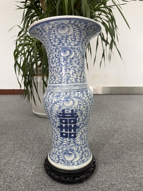 古玩陶瓷纏枝花囍字紋青花鳳尾尊真品鑒賞圖