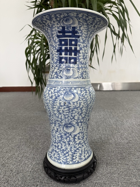 古玩陶瓷纏枝花囍字紋青花鳳尾尊真品鑒賞圖
