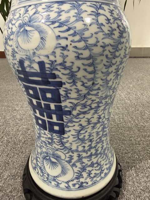 古玩陶瓷纏枝花囍字紋青花鳳尾尊真品鑒賞圖