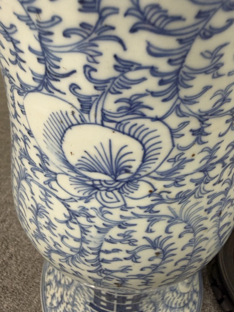 古玩陶瓷纏枝花囍字紋青花鳳尾尊真品鑒賞圖