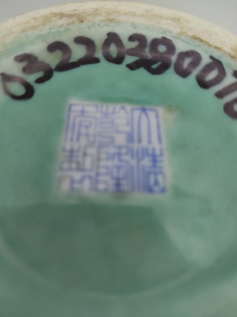 古玩陶瓷粉彩開窗人物故事瓶真品鑒賞圖