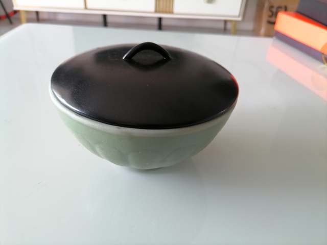 古玩陶瓷明初龍泉窯青釉小碗真品鑒賞圖