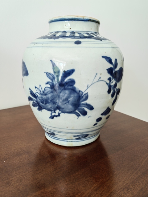 古玩陶瓷青花三多花卉紋罐真品鑒賞圖