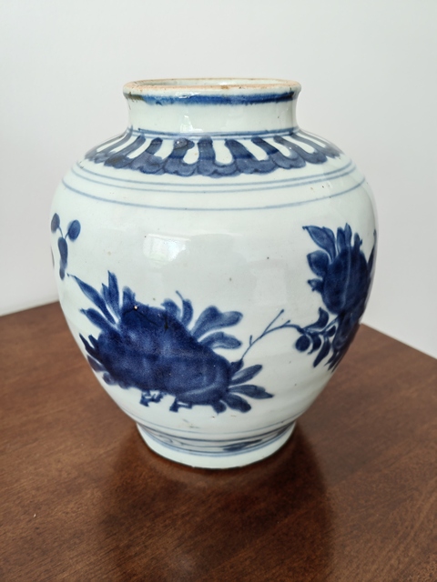 古玩陶瓷青花三多花卉紋罐真品鑒賞圖