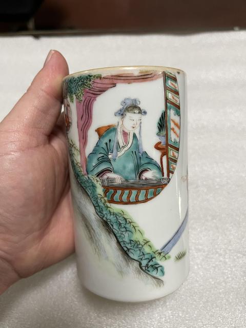 古玩陶瓷粉彩人物紋筆筒真品鑒賞圖