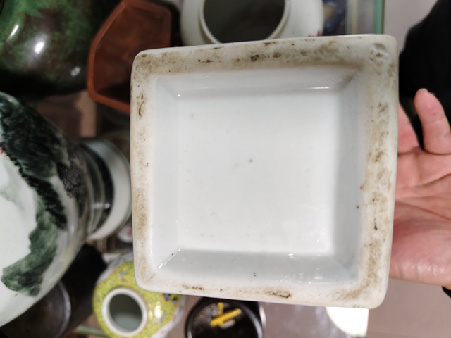 古玩陶瓷雙鋪首白釉四方撇口瓶真品鑒賞圖
