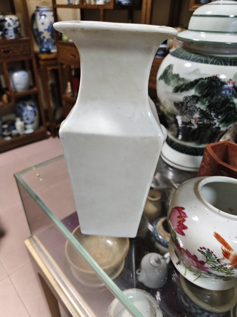 古玩陶瓷雙鋪首白釉四方撇口瓶真品鑒賞圖