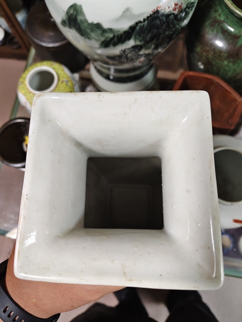 古玩陶瓷雙鋪首白釉四方撇口瓶真品鑒賞圖