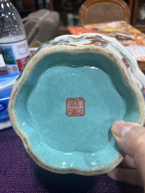 古玩陶瓷清咸豐 粉彩人物花口貢碗真品鑒賞圖