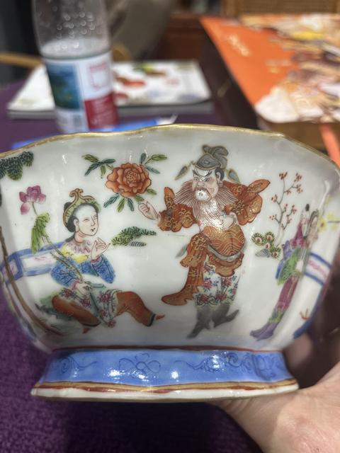 古玩陶瓷清咸豐 粉彩人物花口貢碗真品鑒賞圖