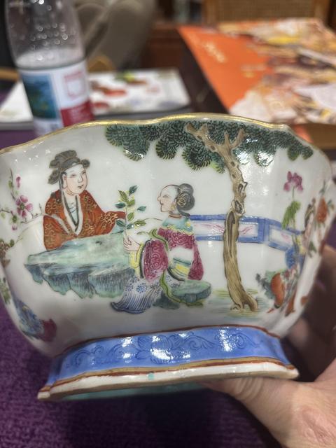 古玩陶瓷清咸豐 粉彩人物花口貢碗真品鑒賞圖