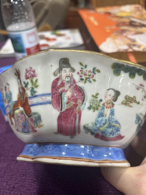古玩陶瓷清咸豐 粉彩人物花口貢碗真品鑒賞圖