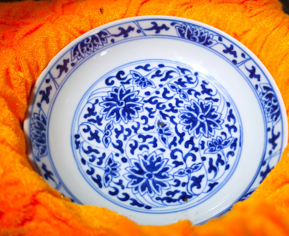 古玩陶瓷（帶實物保真卡）同治青花纏枝蓮紋盤（官）拍賣，當前價格60000元