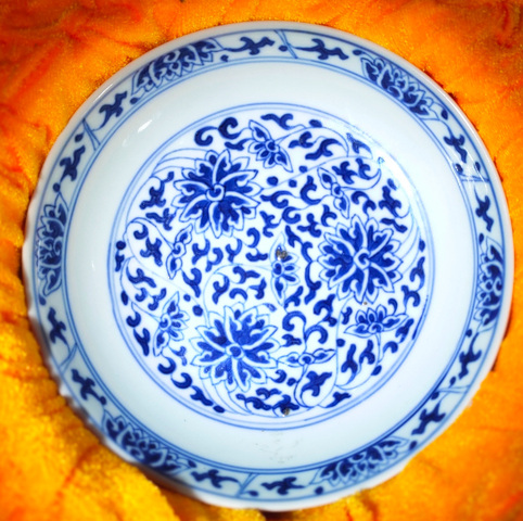 古玩陶瓷（帶實物保真卡）同治青花纏枝蓮紋盤（官）拍賣，當前價格60000元