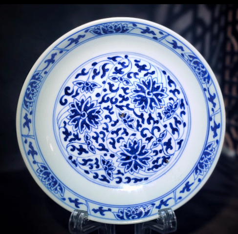 古玩陶瓷（帶實物保真卡）同治青花纏枝蓮紋盤（官）拍賣，當前價格60000元