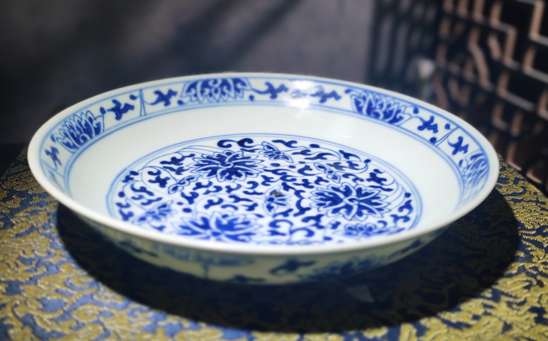 古玩陶瓷（帶實物保真卡）同治青花纏枝蓮紋盤（官）拍賣，當前價格60000元