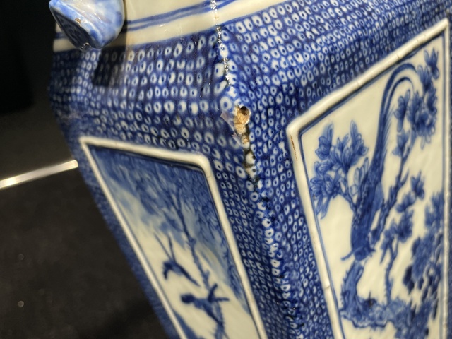 古玩陶瓷花鳥紋青花瓶真品鑒賞圖