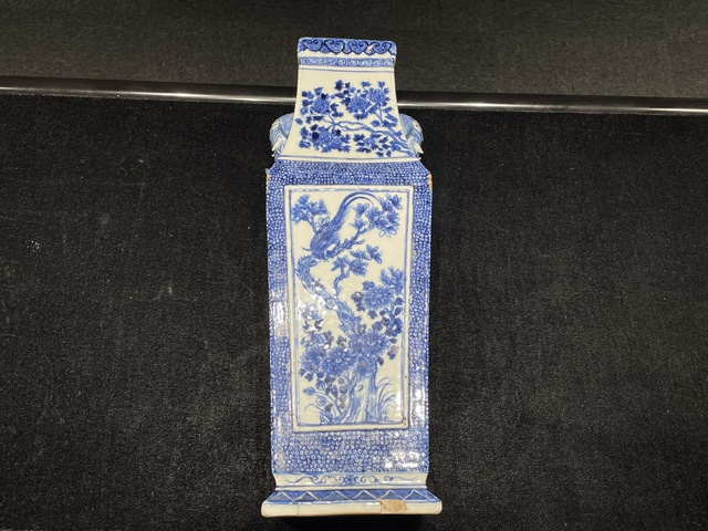 古玩陶瓷花鳥紋青花瓶真品鑒賞圖