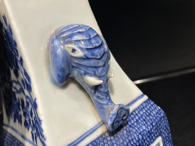 古玩陶瓷花鳥紋青花瓶真品鑒賞圖