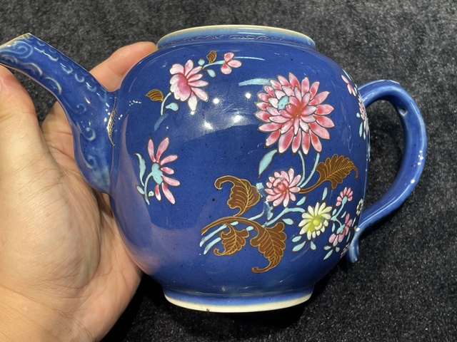 古玩陶瓷霽藍釉粉彩花卉紋執壺真品鑒賞圖