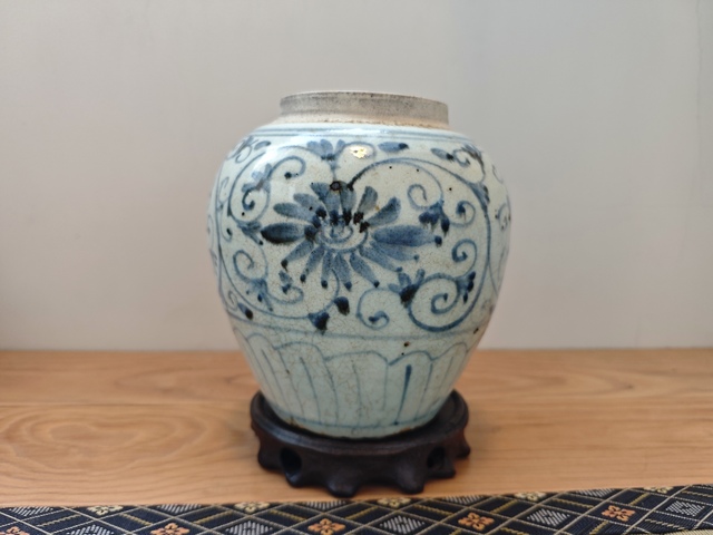 古玩陶瓷花卉紋青花罐真品鑒賞圖