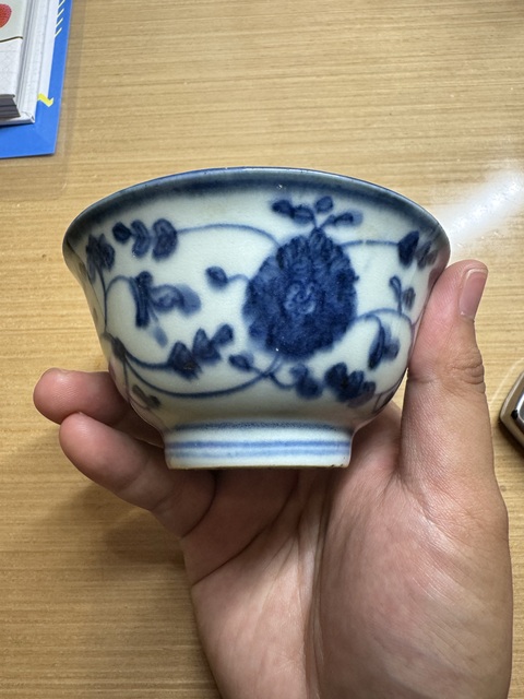 古玩陶瓷青花纏枝花卉紋杯真品鑒賞圖